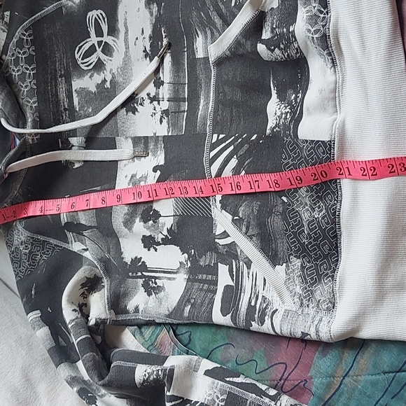 Aritzia TNA pullover hoodie. Size small. - Picture 7 of 7